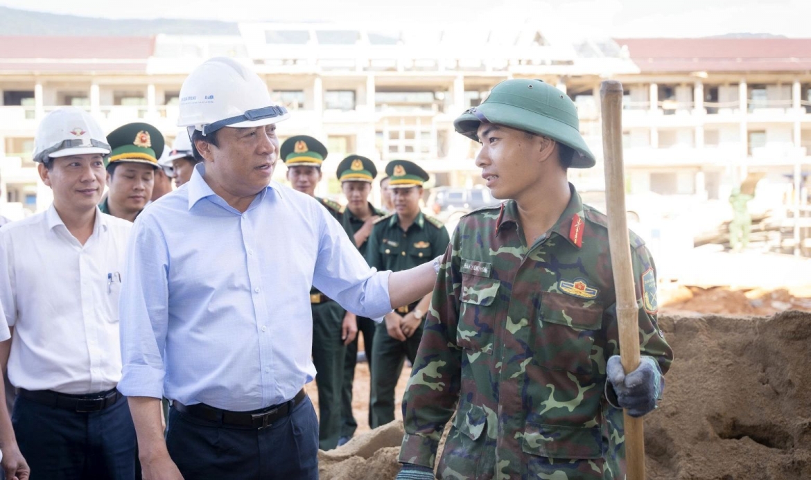 Ông Nguyễn Khắc Toàn, Chủ tịch UBND thành phố Huế thăm động viên các chiến sĩ