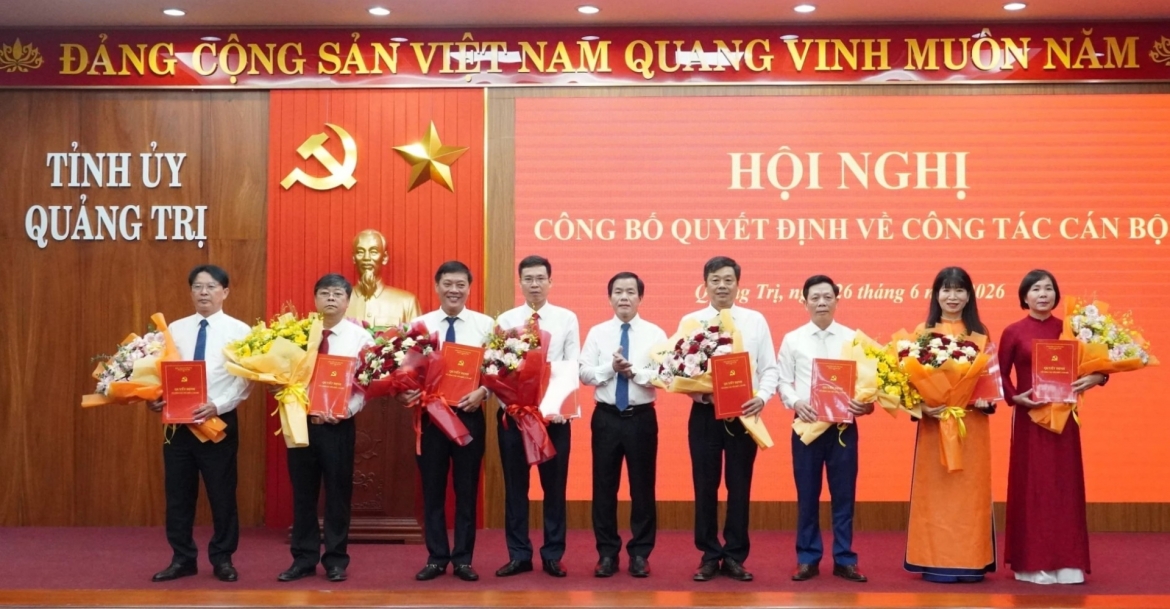 Ông Nguyễn Văn Phương, Bí thư Tỉnh ủy Quảng Trị (đứng giữa) trao quyết định về công tác cán bộ