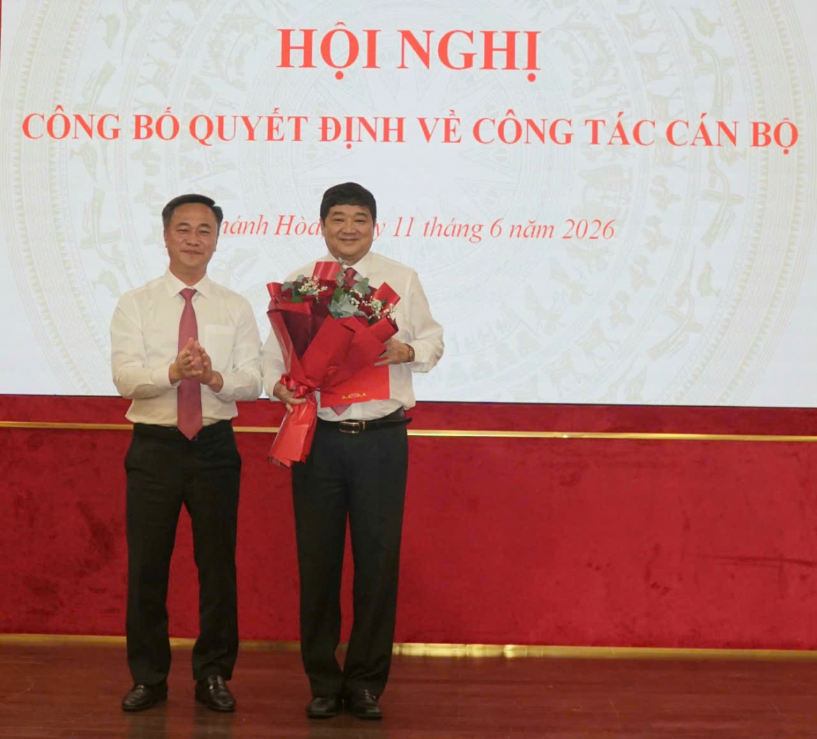 Ông Nguyễn Việt Hùng, Chủ tịch UBND tỉnh Khánh Hòa trao quyết định bổ nhiệm ông Phạm Hoài Trung, Phụ trách Hội đồng thành viên giữ chức Chủ tịch Hội đồng thành viên Tổng Công ty Khánh Việt (Khatoco).