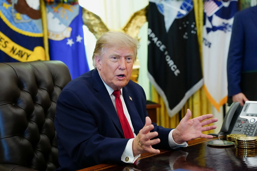 Ông Trump cảnh báo "rắc rối lớn nếu" doanh nghiệp không hạ giá xăng. Ảnh: Reuters