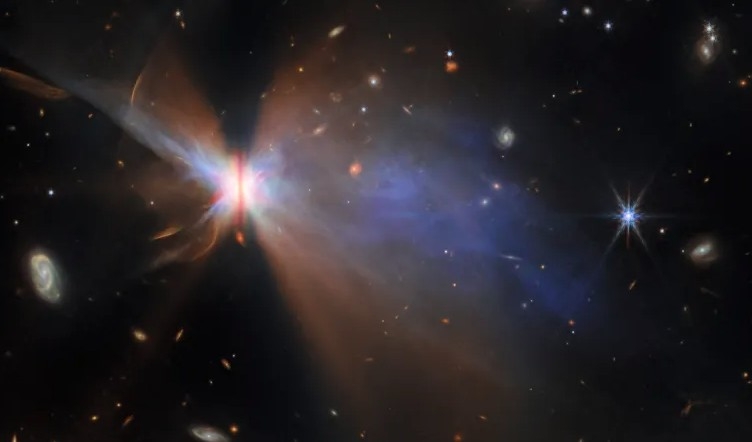 JWST cũng ghi lại hình ảnh ngôi sao trẻ IRAS 04302+2247, thường được gọi là "Ngôi sao Cánh bướm". Khi quan sát theo phương ngang, lớp vật chất bao quanh ngôi sao tạo thành hình giống đôi cánh bướm đang dang rộng. Đĩa vật chất xung quanh có đường kính khoảng 65 tỷ km, lớn hơn nhiều lần kích thước của Hệ Mặt trời. Đây là nơi các hành tinh có thể đang hoặc sẽ hình thành.