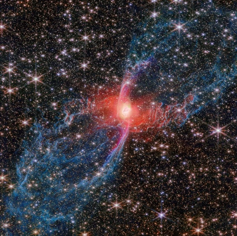Tinh vân Nhện Đỏ (NGC 6537) nằm trong chòm sao Sagittarius (Nhân Mã), cách Trái Đất khoảng 1.900-8.000 năm ánh sáng. Thiên thể này nổi bật với cấu trúc hai thùy đối xứng đặc trưng, được cho là hình thành dưới tác động của một sao lùn trắng ở trung tâm cùng ngôi sao đồng hành trong hệ sao nhị phân. Sự tương tác giữa hai thiên thể đã góp phần tạo nên hình dạng phức tạp và ấn tượng của tinh vân. NGC 6537 còn chứa một trong những sao lùn trắng nóng nhất từng được ghi nhận, với nhiệt độ bề mặt cực cao.