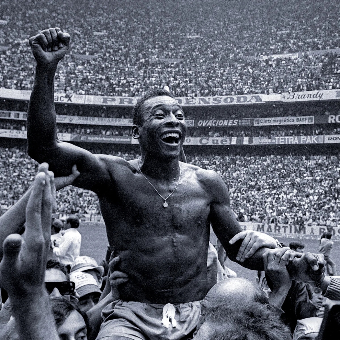 Nụ cười của Pelé trên sân cỏ đã trở thành biểu tượng cho tinh thần lạc quan và niềm tự hào của Brazil trong thế kỷ XX.