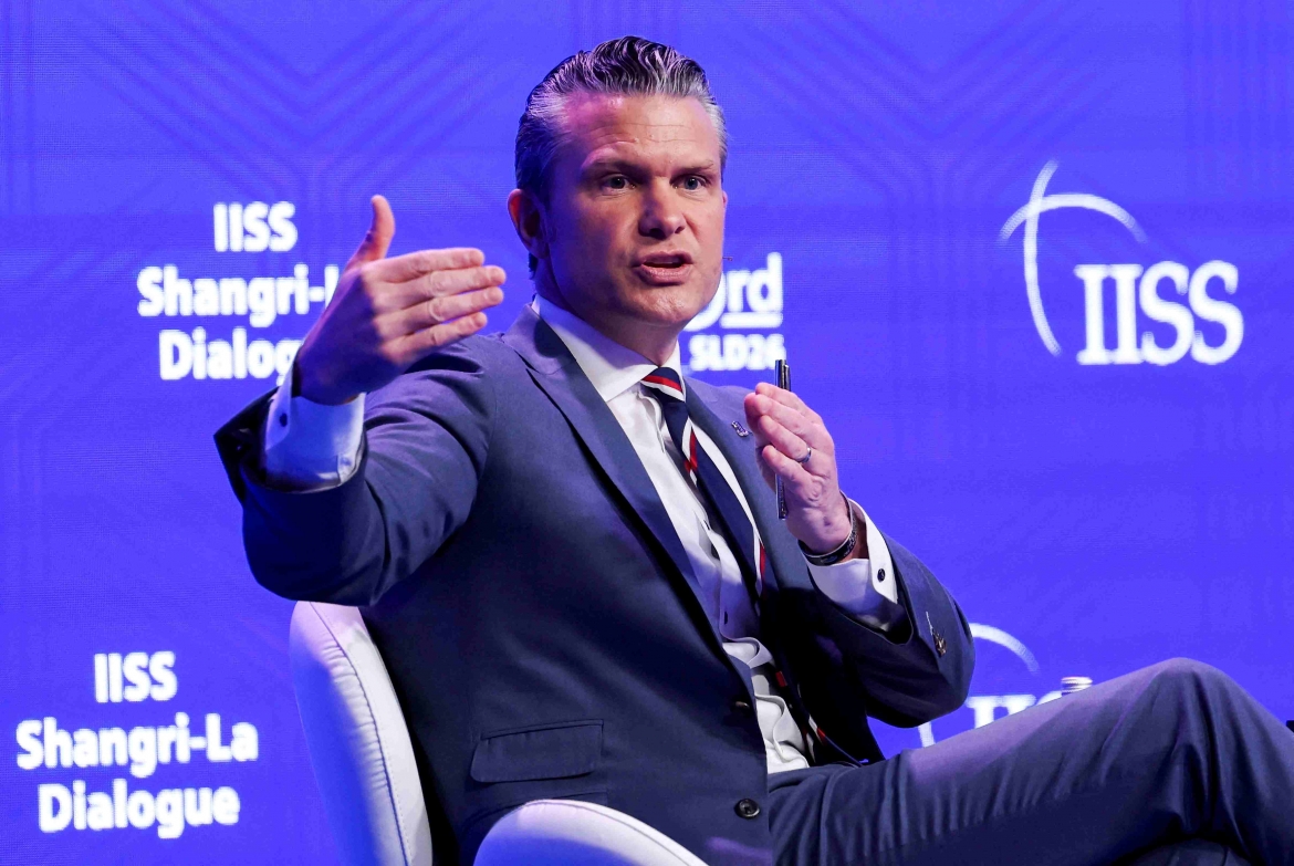 Bộ trưởng Quốc phòng Mỹ Pete Hegseth phát biểu tại Đối thoại Shangri-La 2026 tại Singapore (Ảnh: Reuters)