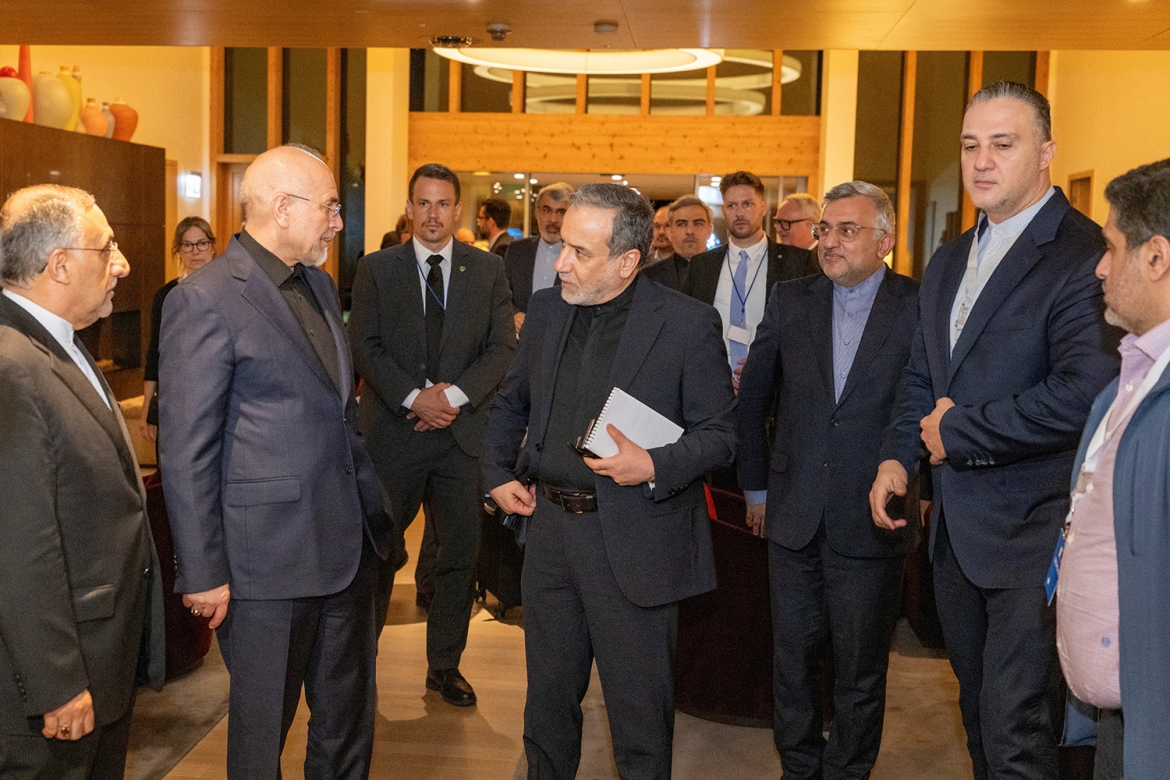 Ngoại trưởng Iran Abbas Araghchi (trái) và Chủ tịch Quốc hội Iran Mohammad Bagher Qalibaf tại khu nghỉ dưỡng Bürgenstock, gần thành phố Lucerne, Thụy Sĩ, ngày 20/6/2026. Ảnh: Reuters