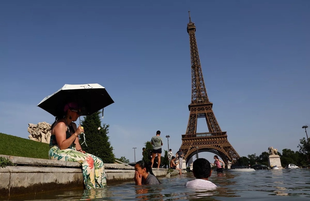 Làn sóng oi bức buộc người dân phải tìm mọi cách để hạ nhiệt. Ảnh: Reuters