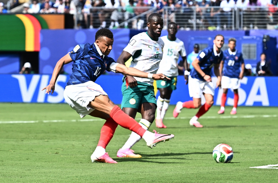 Mbappe chạy chỗ đón đường chuyền của Olise rồi dứt điểm chéo góc tung lưới Senegal. (Ảnh: Reuters)