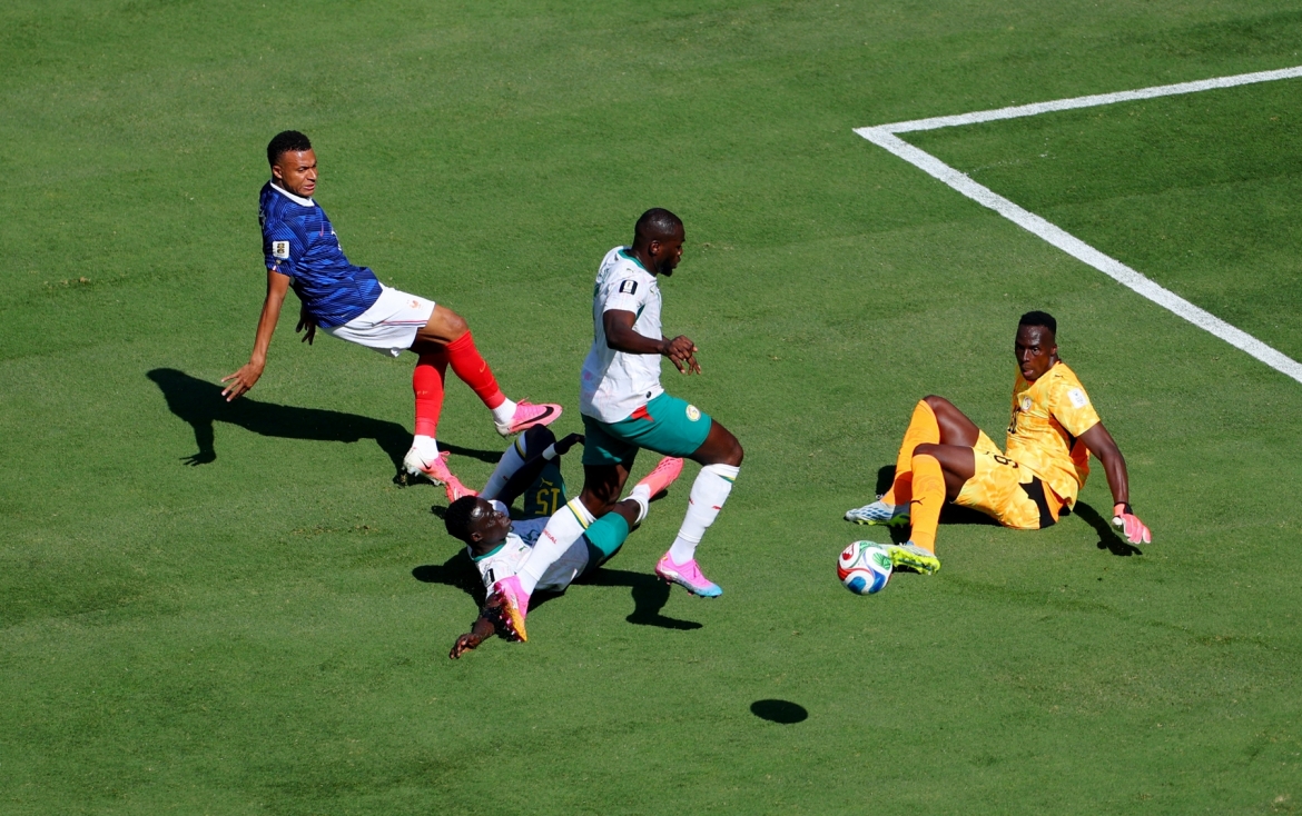 Mbappe không thắng được thủ môn Mendy trong pha đối mặt. (Ảnh: Reuters)