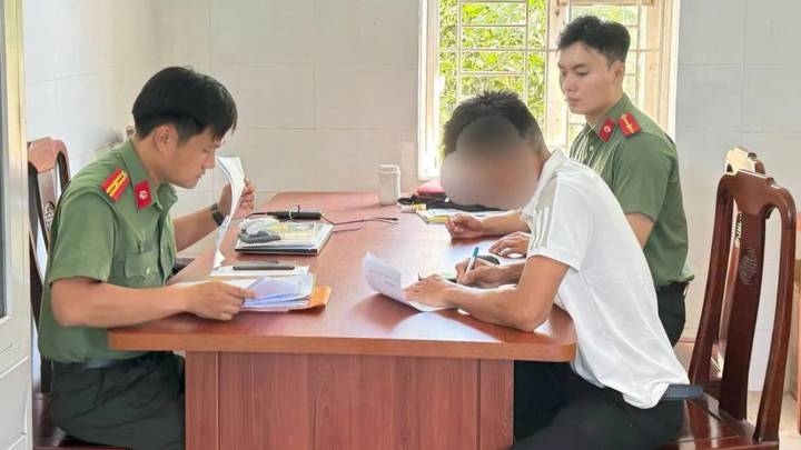Công an xã Bình Điền làm việc với ông P.C.H về hành vi đăng tải thông tin sai sự thật trên mạng xã hội Facebook. (Ảnh: Công an xã Bình Điền)