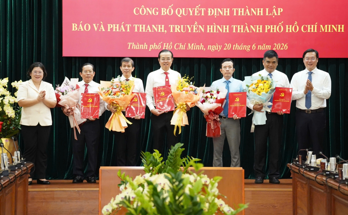 Phó Bí thư Thường trực Thành ủy TP.HCM Lê Quốc Phong và Phó Bí thư Thành ủy TP.HCM Văn Thị Bạch Tuyết chúc mừng lãnh đạo Cơ quan Báo và Phát thanh và Truyền hình TP.HCM, ngày 20/6.