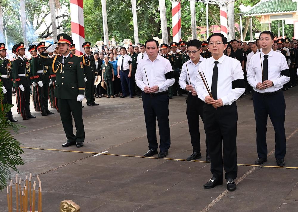 Phó Thủ tướng Hồ Quốc Dũng cùng đại diện bộ ngành trung ương thắp hương tưởng nhớ các liệt sĩ.