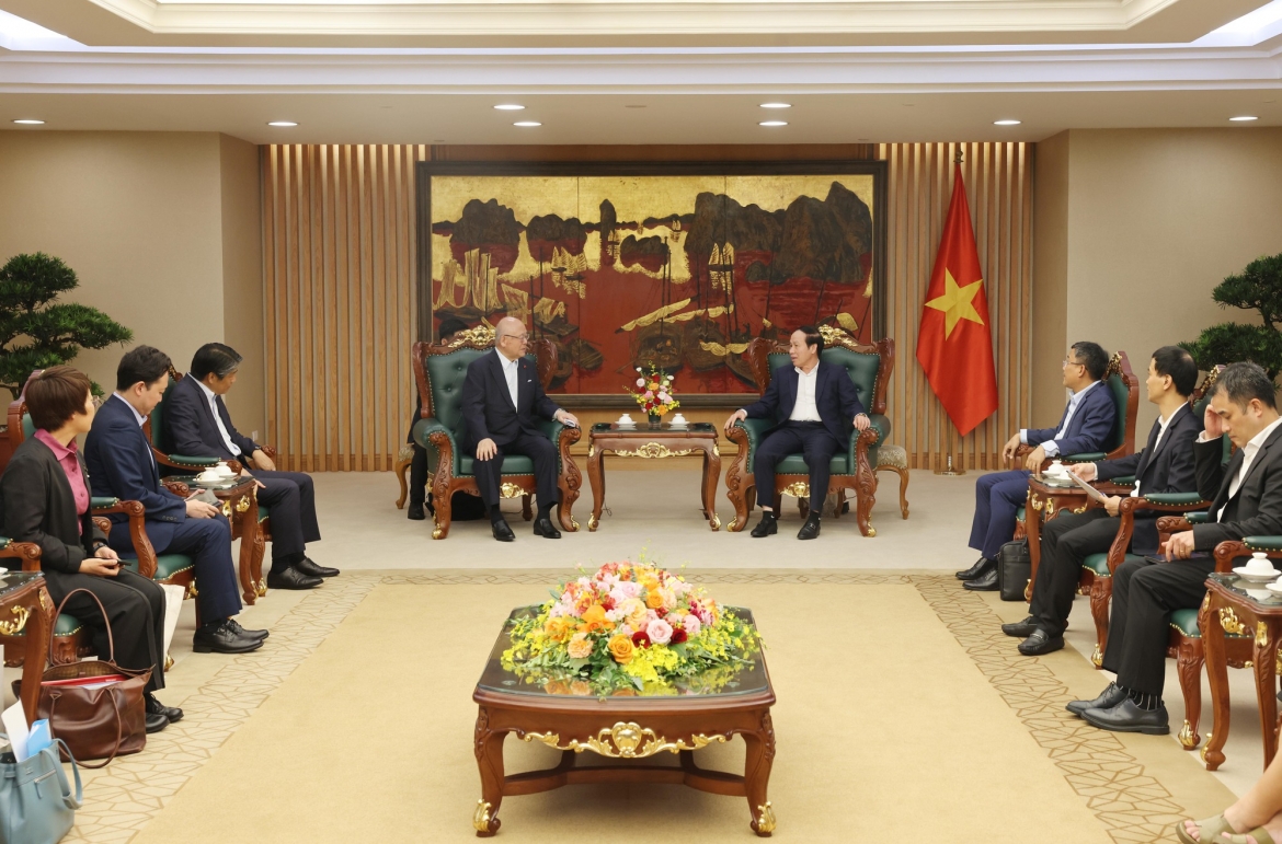 Phó Thủ tướng đề nghị ông Takebe tiếp tục thúc đẩy các cơ quan hai bên tăng cường hợp tác giáo dục, đào tạo nguồn nhân lực chất lượng cao trong các lĩnh vực thế mạnh của Nhật Bản và Việt Nam có tiềm năng như khoa học công nghệ, đổi mới sáng tạo, chuyển đổi số; công nghiệp bán dẫn, trí tuệ nhân tạo (AI). Ảnh: VGP