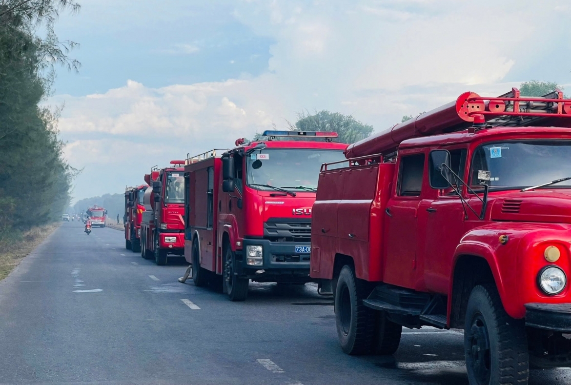 Phòng Cảnh sát Phòng cháy chữa cháy và Cứu nạn cứu hộ huy động nhiều xe chữa cháy đến hiện trường