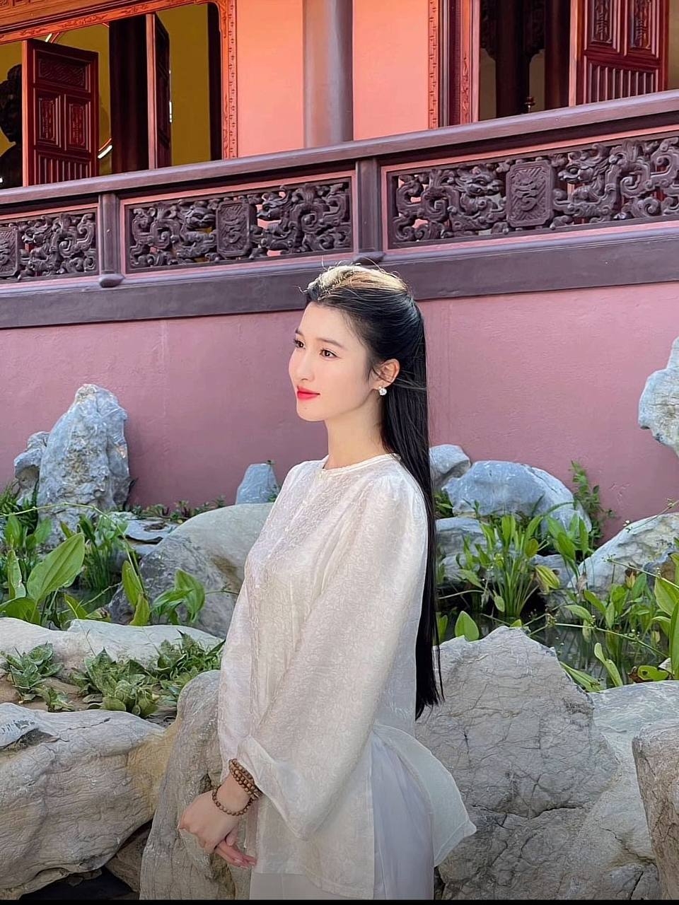 Mạng xã hội bất ngờ lan truyền một bức ảnh được cho là ghi lại khoảnh khắc mới nhất của Phương Nhi sau thời gian dài ở ẩn. Chỉ trong vài giờ, hình ảnh này đã thu hút hàng trăm nghìn lượt xem và tương tác trên các nền tảng.