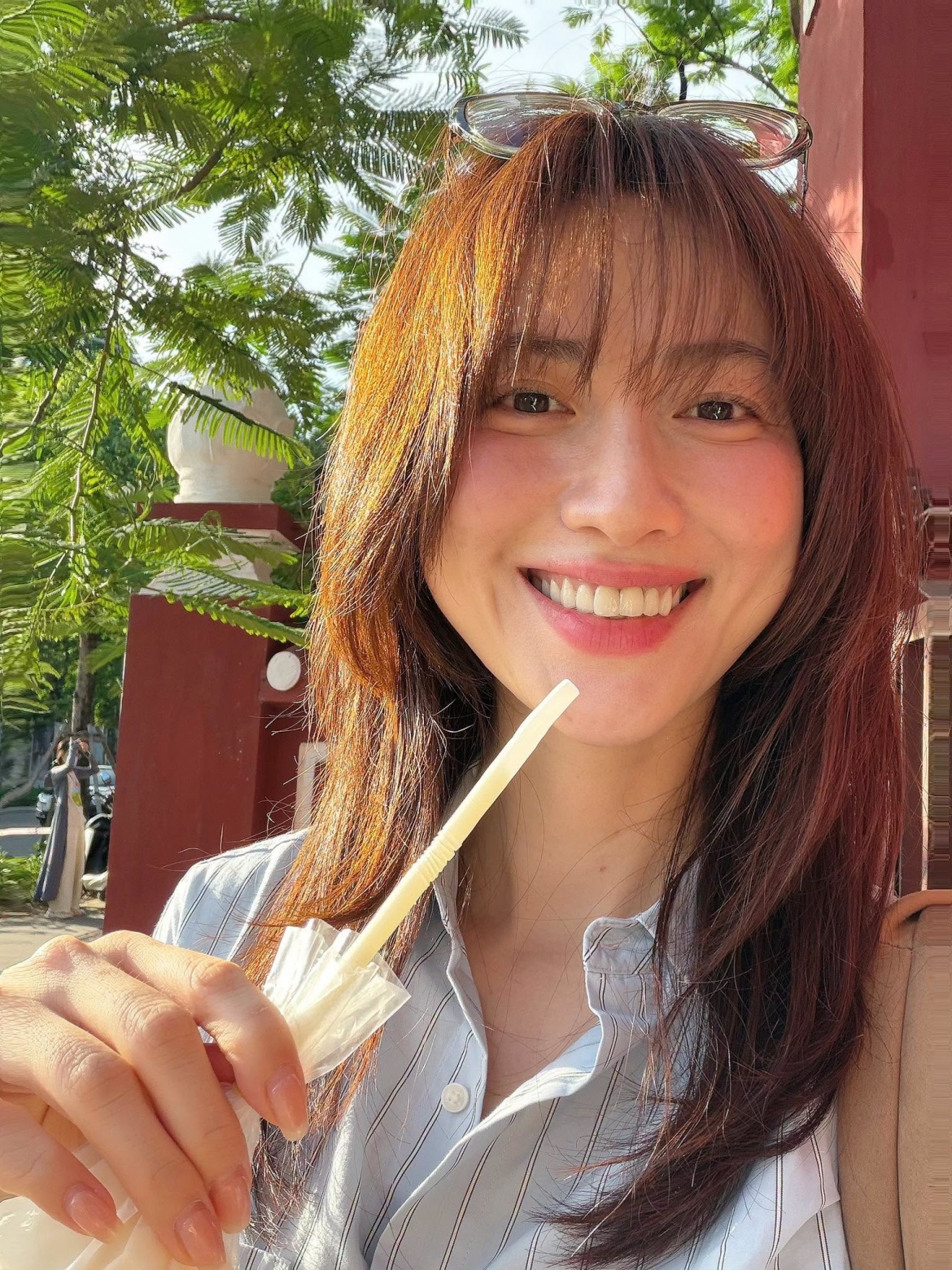 Phương Anh Đào tận hưởng khoảnh khắc ngày hè thong dong và nhẹ nhàng.