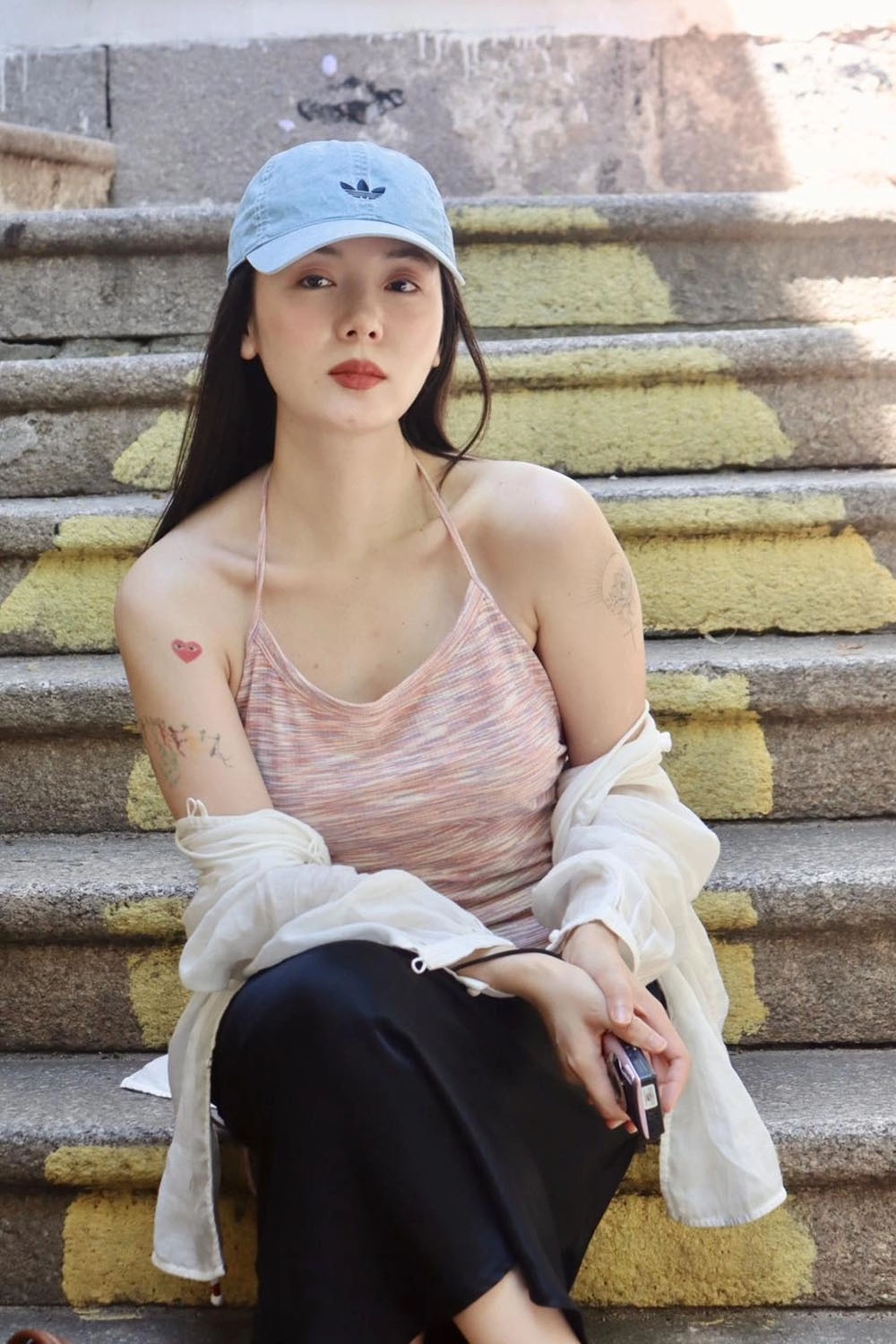 Phương Linh được khán giả khen trẻ trung khi diện áo hai dây phối sơ mi trễ nải trong chuyến du lịch Trung Quốc đầu hè.