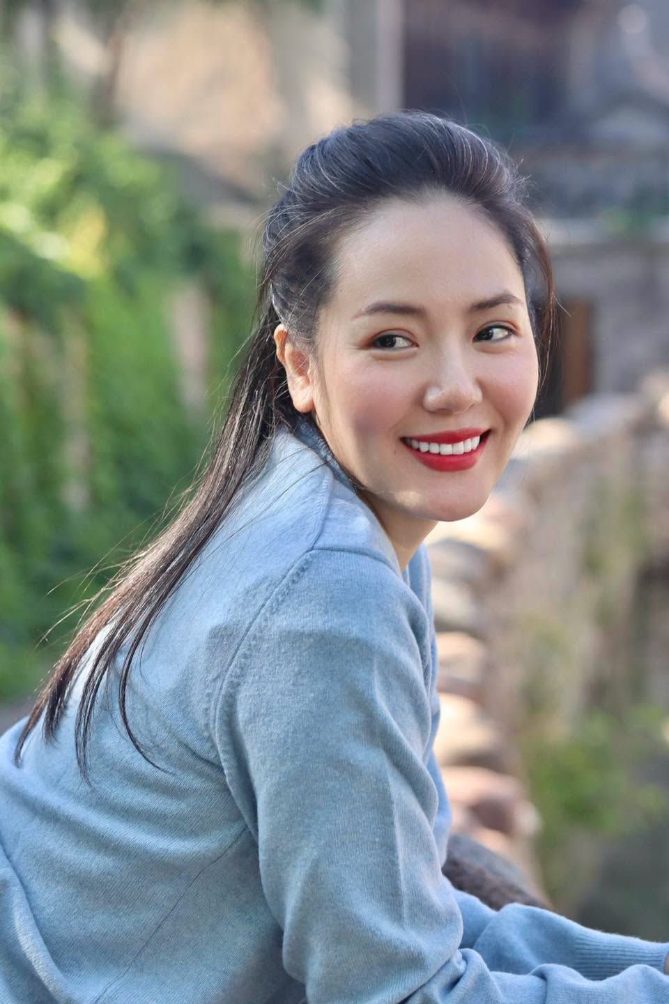 Phương Linh mang đến một góc nhìn đầy chiêm nghiệm khi chia sẻ: “Giàu không phải là kiếm thêm nhiều, mà là ngủ ngon không sợ biến cố. Đúng rồi”. Dòng trạng thái ngắn nhưng nhận được nhiều sự đồng cảm từ người theo dõi.