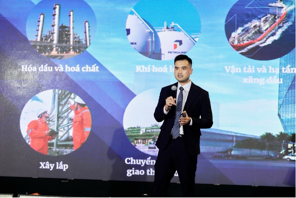 Ông Nguyễn Minh Đại – Trưởng Phòng Kinh doanh Petrolimex Aviation trình bày tham luận tại hội thảo