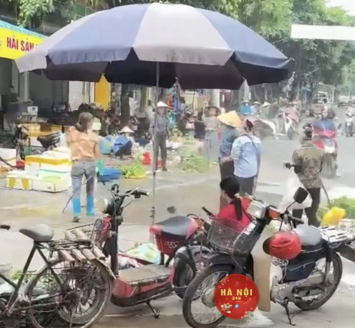Hiện trường vụ xịt nước vào người bán rau ở chợ Xuân Hòa. Ảnh: Cắt tư clip.