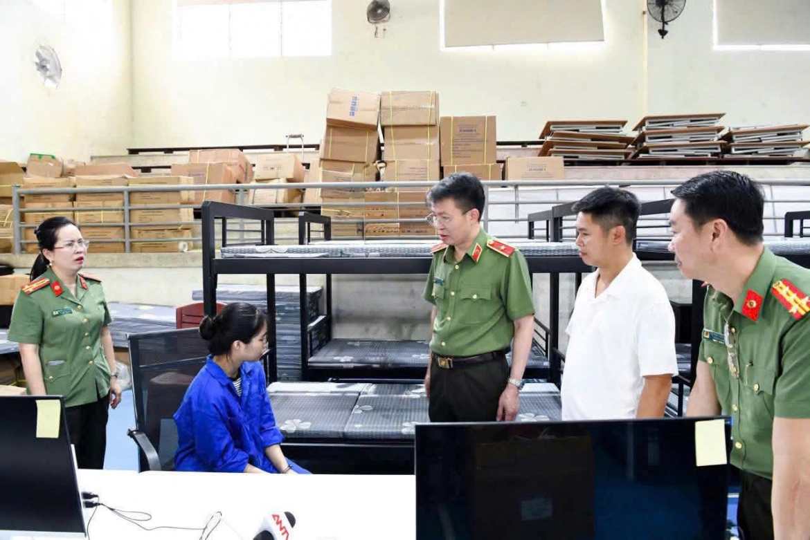 Thiếu tướng Nguyễn Minh Tuấn - Giám đốc Công an tỉnh chỉ đạo phá án. Ảnh CAPT.