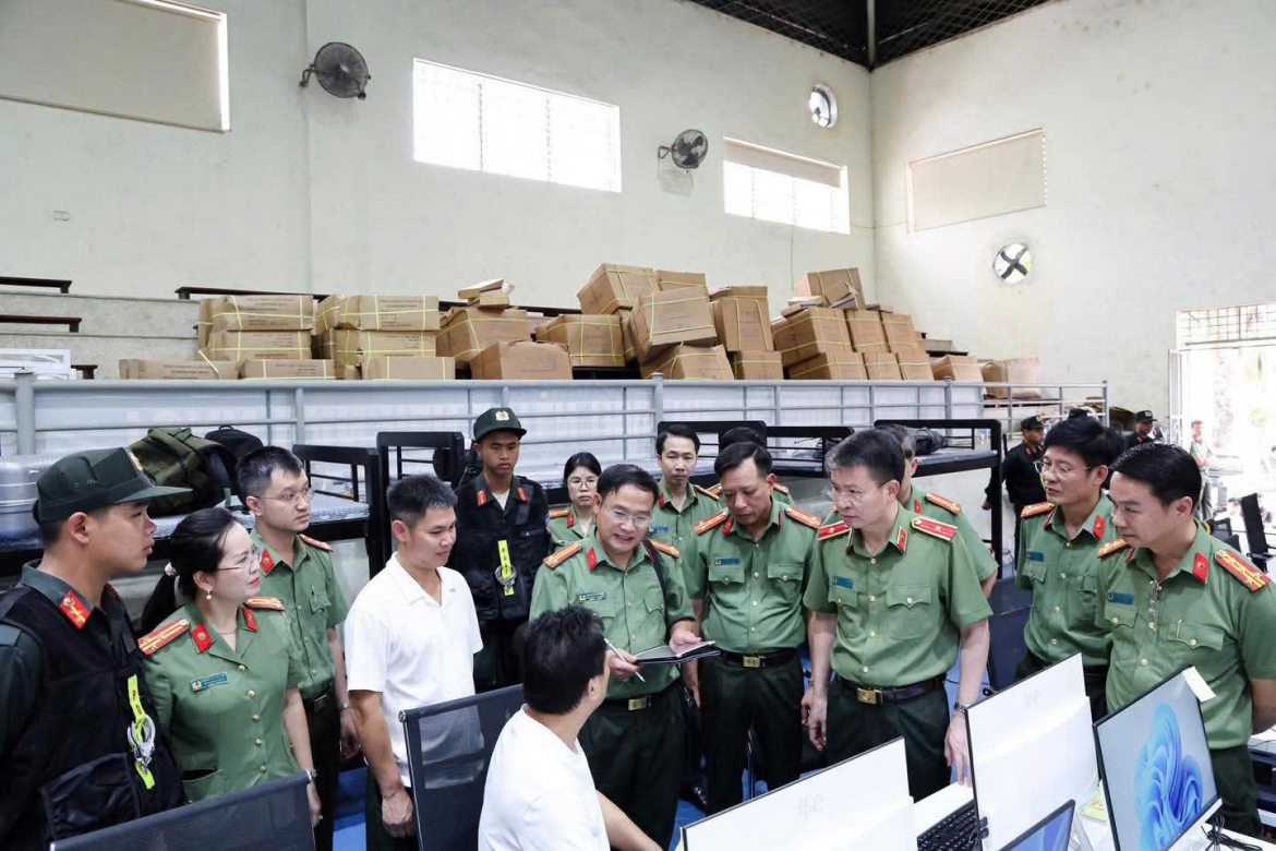 Thiếu tướng Nguyễn Minh Tuấn - Giám đốc Công an tỉnh cùng các đồng chí Phó Giám đốc trực tiếp lấy lời khai các đối tượng trong đường dây lừa đảo xuyên quốc gia. Ảnh CAPT.
