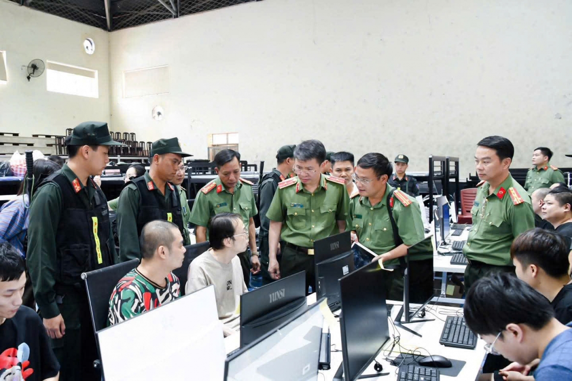 Các đối tượng bị bắt giữ trong đường dây lừa đảo xuyên quốc gia. Ảnh CAPT.