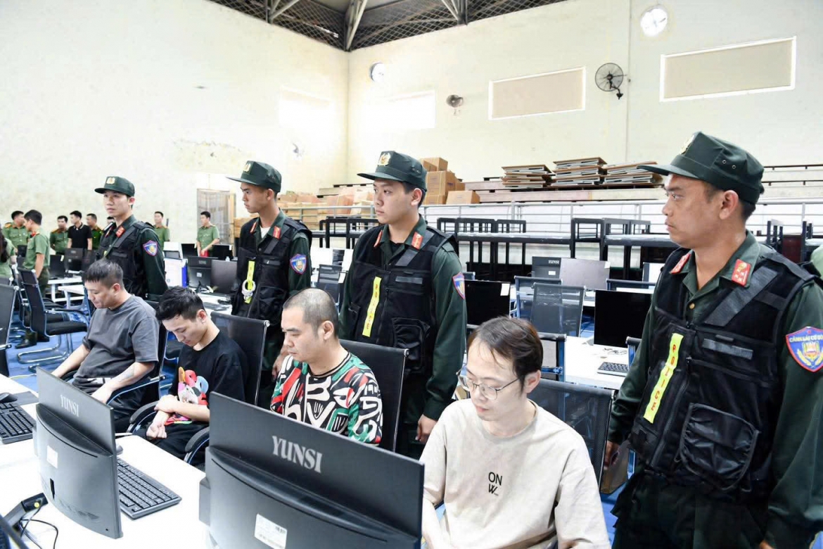 Cơ quan Công an thu giữ hàng trăm điện thoại di động, hàng chục USB lưu trữ dữ liệu của các đối tượng trong đường dây lừa đảo xuyên quốc gia. Ảnh CAPT.