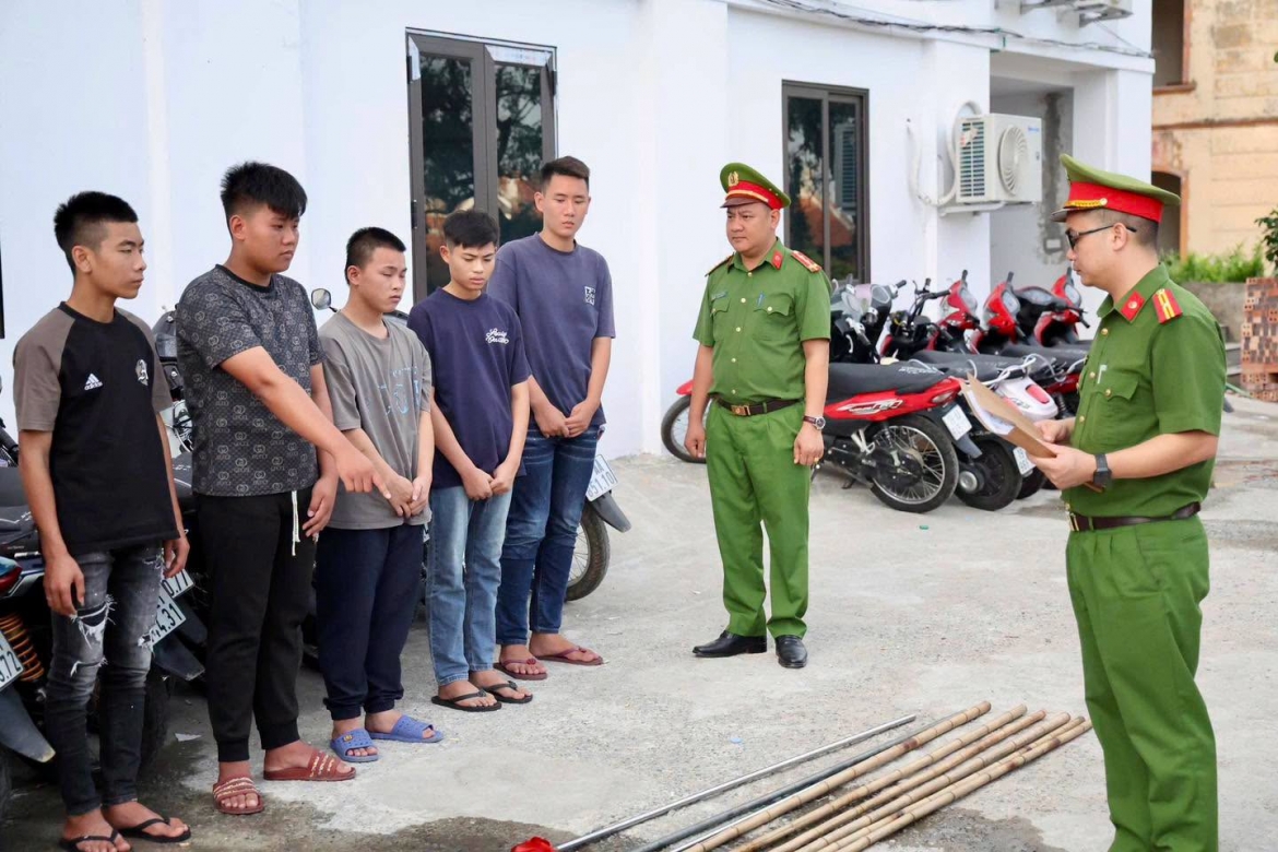 Cơ quan CSĐT Công an tỉnh Phú Thọ bắt giữ nhóm thanh thiếu niên mang hung khí giải quyết mâu thuẫn. Ảnh: Công an Phú Thọ