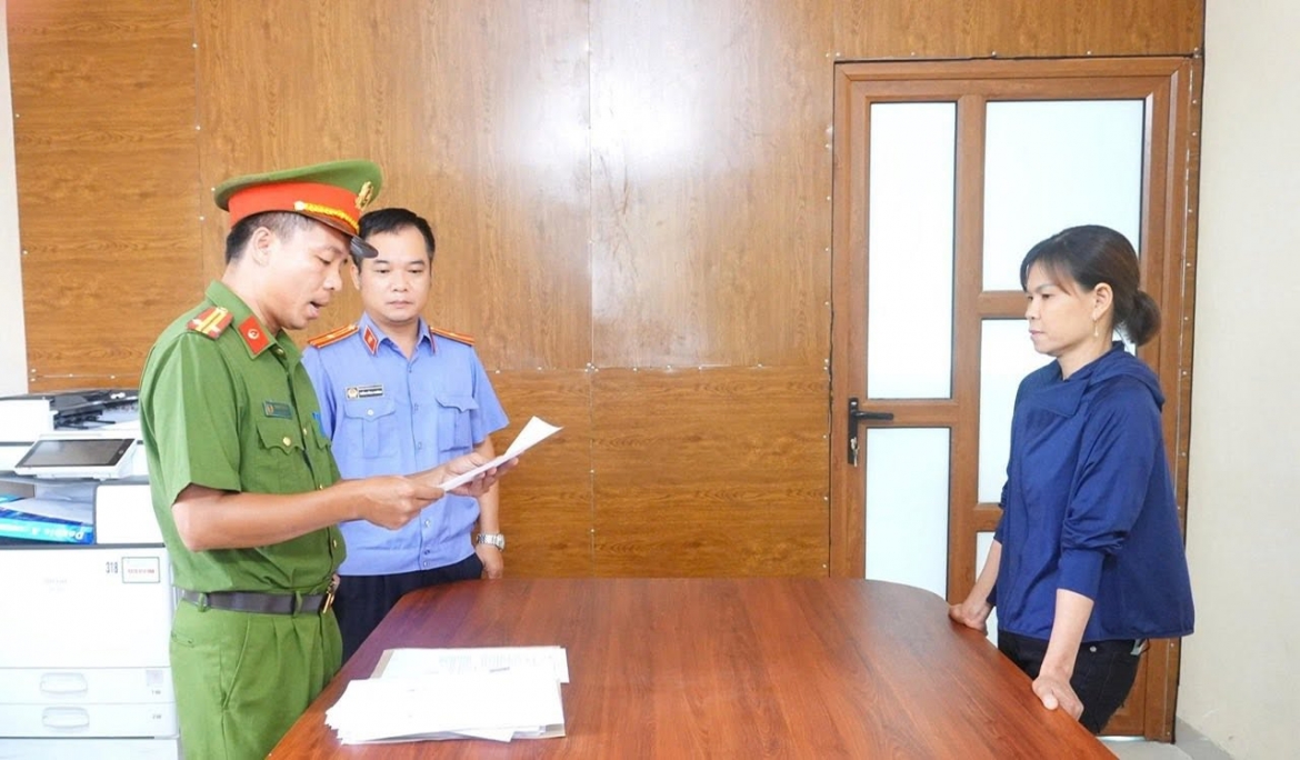Cơ quan Cảnh sát điều tra Công an tỉnh Phú Thọ đã ra quyết định khởi tố bị can đối với người phụ nữ dùng vòi rửa xe áp lực cao xịt vào mặt người bán rau.