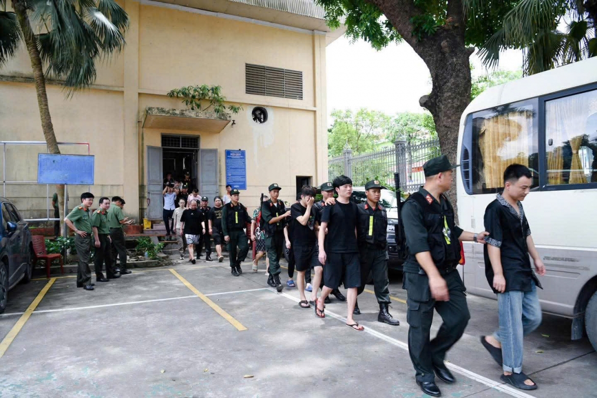 Dẫn giải các dối tượng về nơi tạm giữ. Ảnh CAPT.