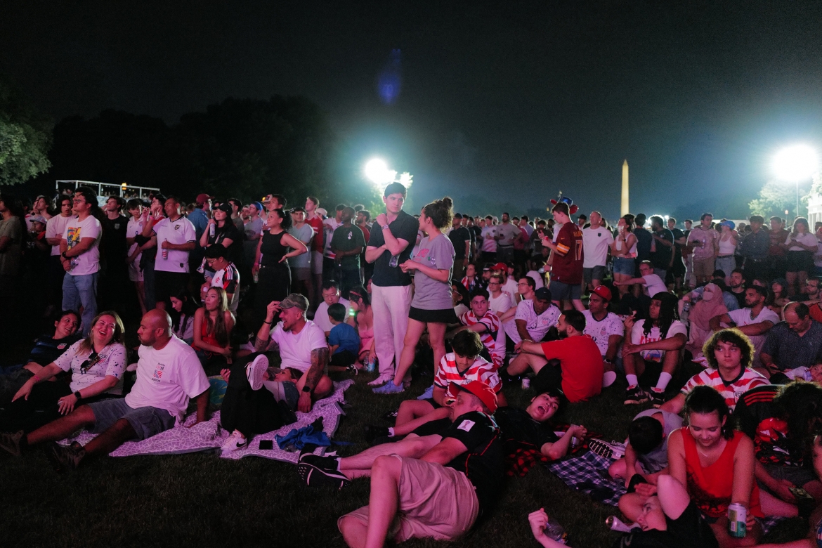 Người Mỹ biến khu vực Fan Zone thành nơi cắm trại
