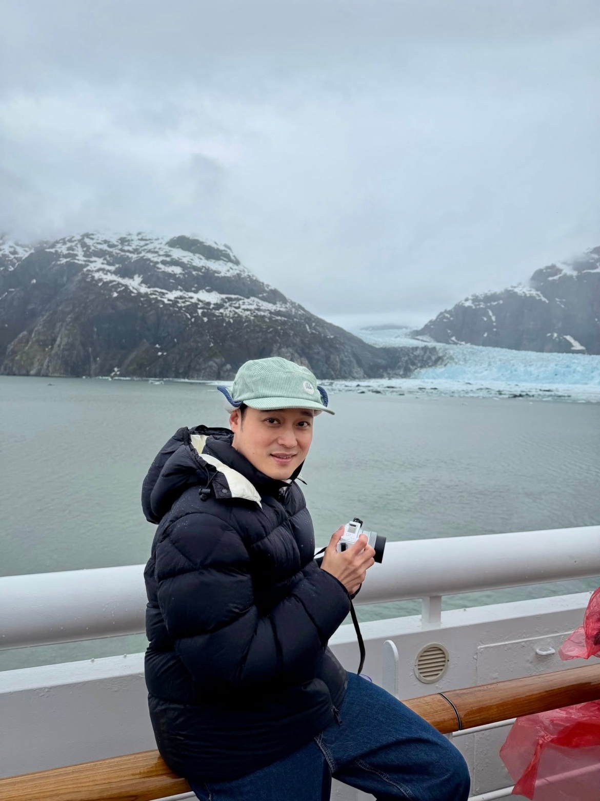 Quang Vinh thực hiện một trong những ước mơ của mình khi đặt chân tới sông băng Glacier hùng vĩ, tận hưởng khung cảnh mùa hè đặc biệt với những bông tuyết vẫn phủ trắng giữa thiên nhiên kỳ vĩ.