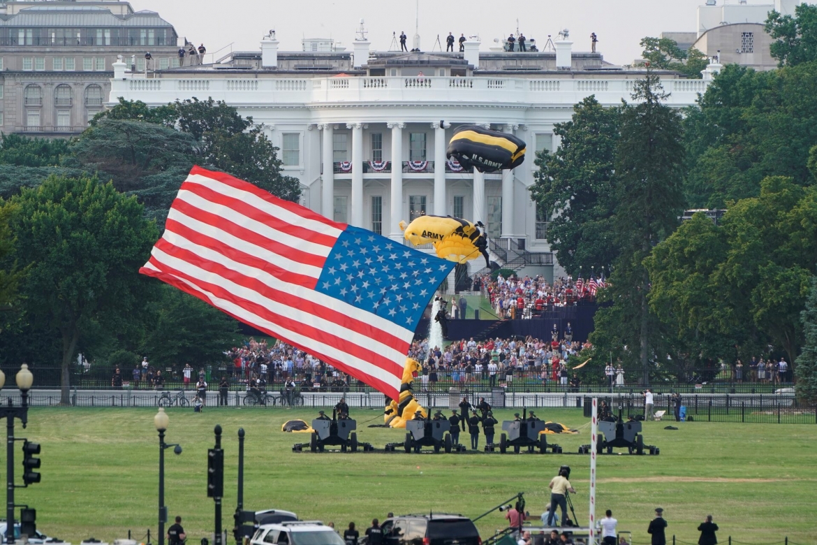 Các lính dù thuộc đội biểu diễn Golden Knights của Lục quân Mỹ mang theo quốc kỳ Mỹ hạ cánh xuống khu vực Ellipse trong lễ kỷ niệm Quốc khánh tại Washington DC, ngày 4/7/2020. Ảnh: Reuters