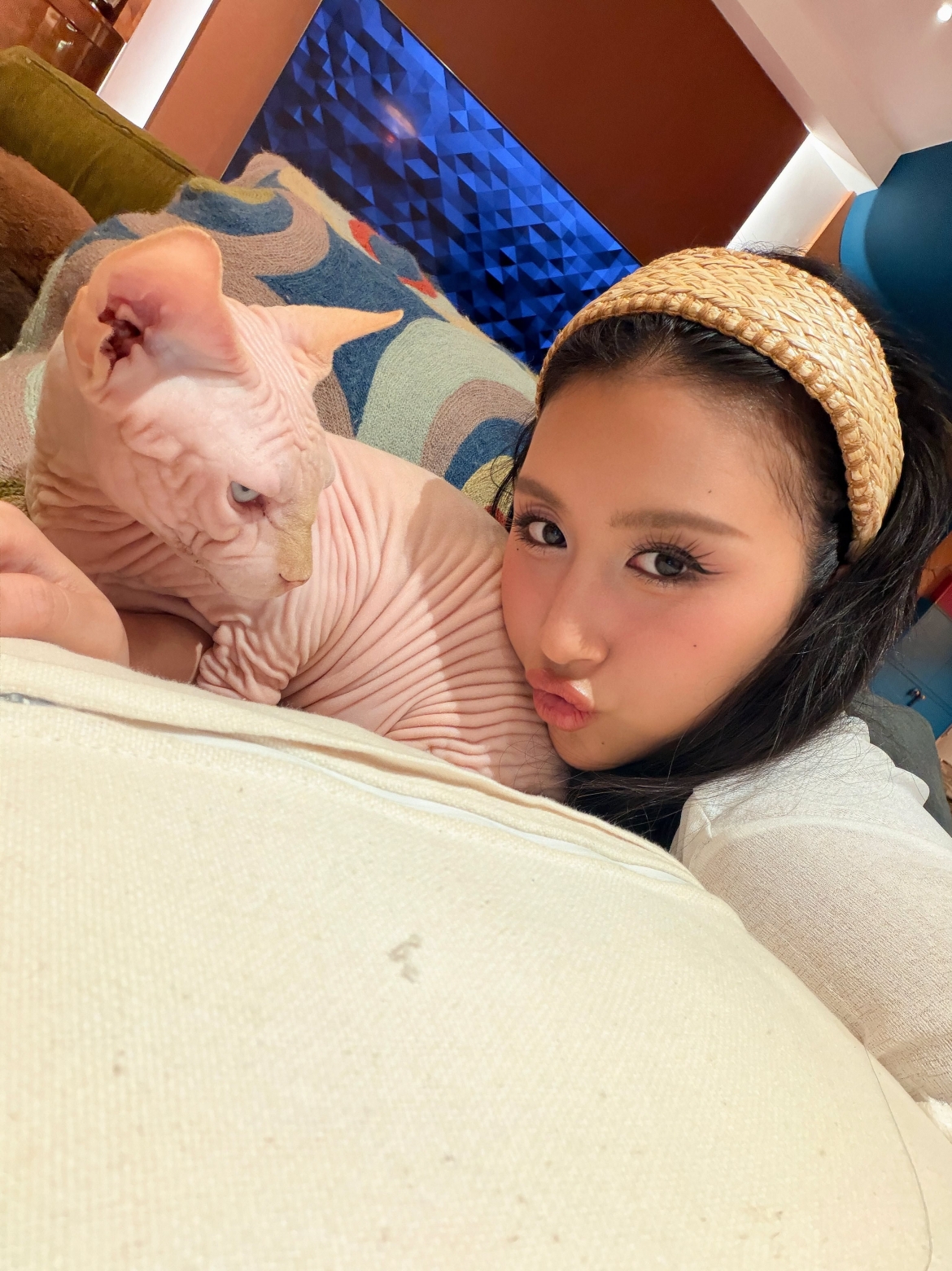 Quỳnh Anh Shyn khiến fan tan chảy với bộ ảnh bên thú cưng kèm dòng caption dễ thương: “Tôi iu mèo mèo iu tôi”.
