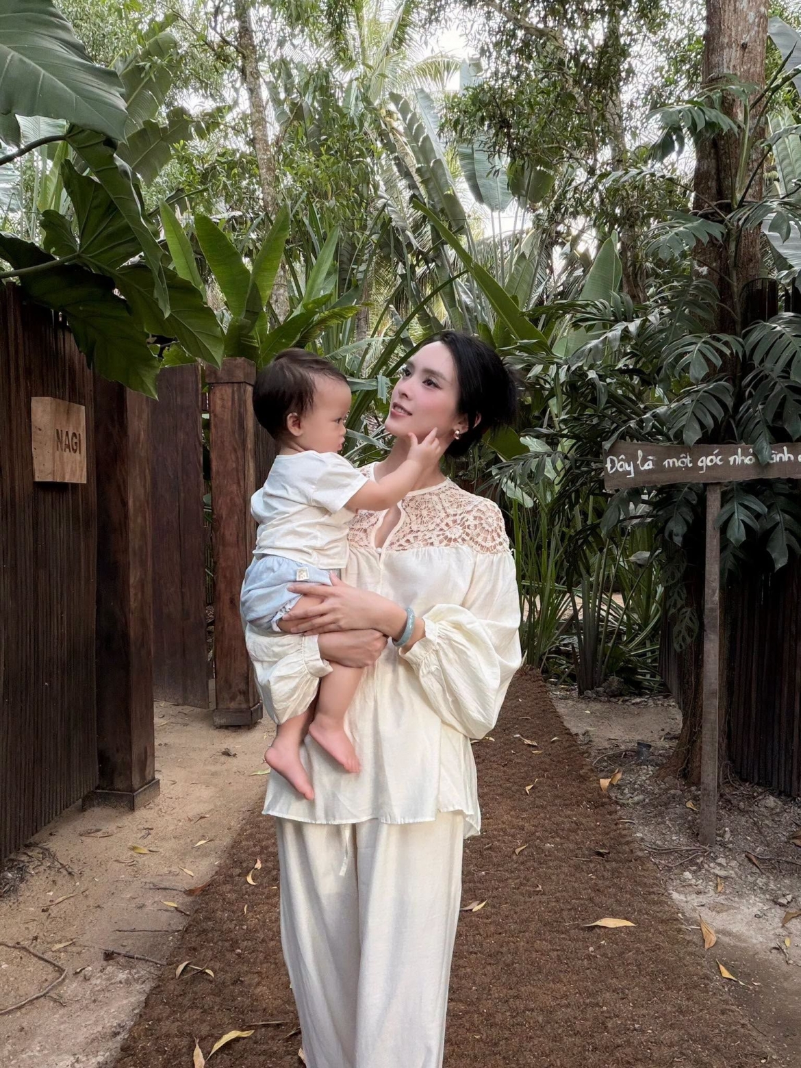 Quỳnh Lương mang đến tiếng cười cho người hâm mộ. Đăng ảnh mới cùng con, nữ diễn viên hài hước viết: "Chắc là đang tiếc nhan sắc của tui lắm đúng khum, ai kêu y chang cái mặt Ba làm chi". Sự duyên dáng và lối tương tác gần gũi tiếp tục giúp cô ghi điểm trên mạng xã hội.