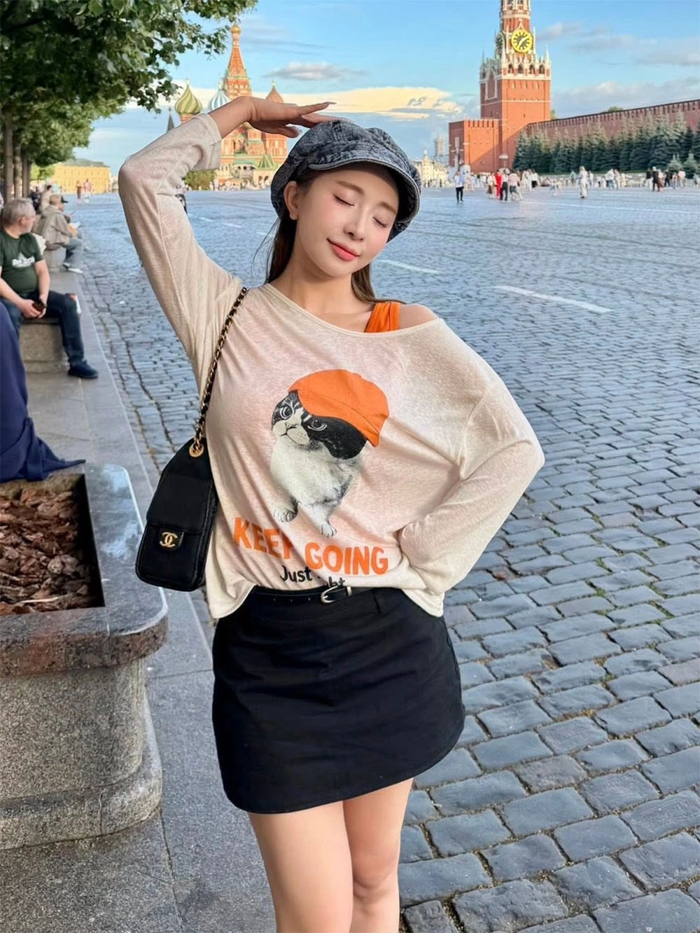 “Cá sấu chúa” Quỳnh Nga mặc trẻ trung trong chuyến du lịch nước Nga cùng bạn bè.