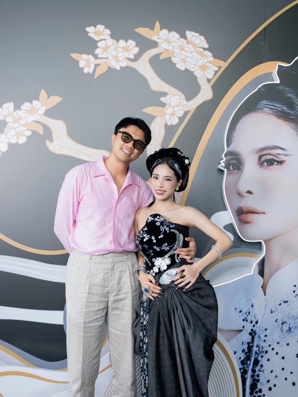 Ca nương Kiều Anh kể về hôn nhân với chồng, Văn Quỳnh, cùng chuyện làm dâu nhà giáo, doanh nhân Văn Thùy Dương. Cô cho biết gia đình chồng hoạt động trong lĩnh vực giáo dục, các thành viên đều cởi mở, văn minh và tôn trọng sự khác biệt.