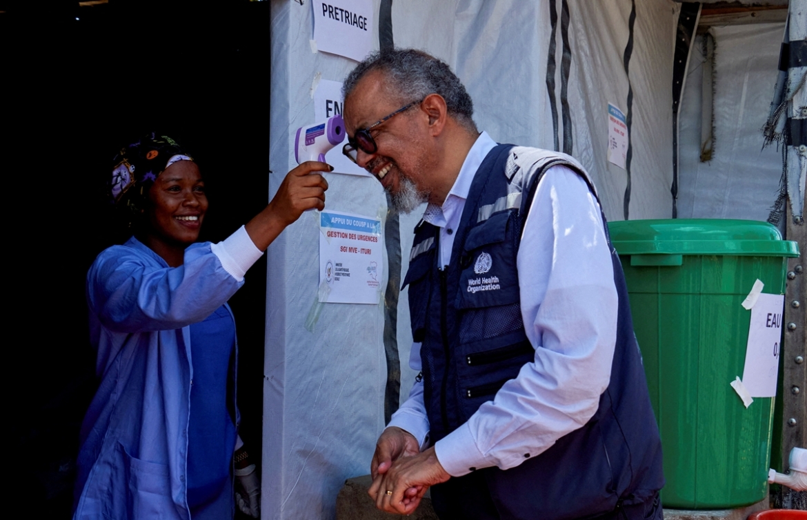 Tổng Giám đốc Tổ chức Y tế Thế giới (WHO) Tedros Adhanom Ghebreyesus được kiểm tra thân nhiệt khi tới thăm Trung tâm Y tế Tin Lành (CME) trong chuyến công tác điều phối, ứng phó với dịch Ebola, tại Bunia, tỉnh Ituri, CHDC Congo.