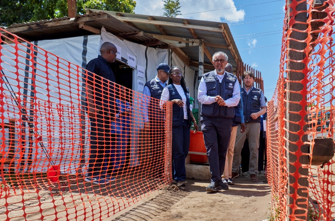 Tổng Giám đốc WHO đánh giá đợt bùng phát Ebola tại CHDC Congo là tình huống “rất phức tạp”, khi xung đột, bất ổn an ninh, tình trạng di dời dân cư, thiếu lương thực và sự mất lòng tin của cộng đồng đang cản trở nỗ lực khống chế dịch bệnh