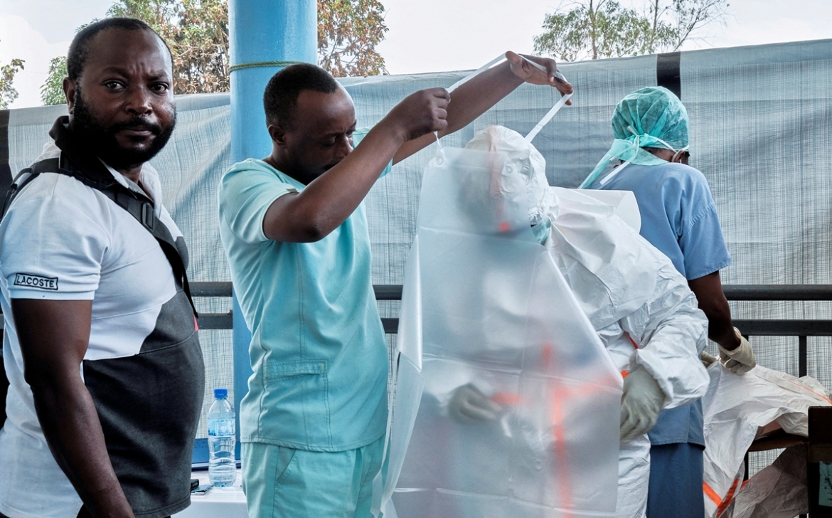 Các nhân viên y tế mặc trang bị bảo hộ cá nhân (PPE) tại Trung tâm Y tế Tin Lành (CME), một trong những cơ sở tuyến đầu ứng phó với đợt bùng phát Ebola, trong bối cảnh các cơ quan chức năng tăng cường nỗ lực khống chế ổ dịch mới do chủng virus Ebola Bundibugyo gây ra, tại Bunia, tỉnh Ituri, CHDC Congo.