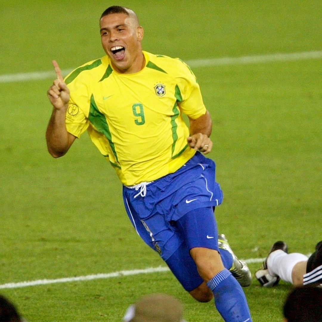 Ronaldo khiến cả thế giới bất ngờ với kiểu tóc "đầu chuối" tại World Cup 2002.