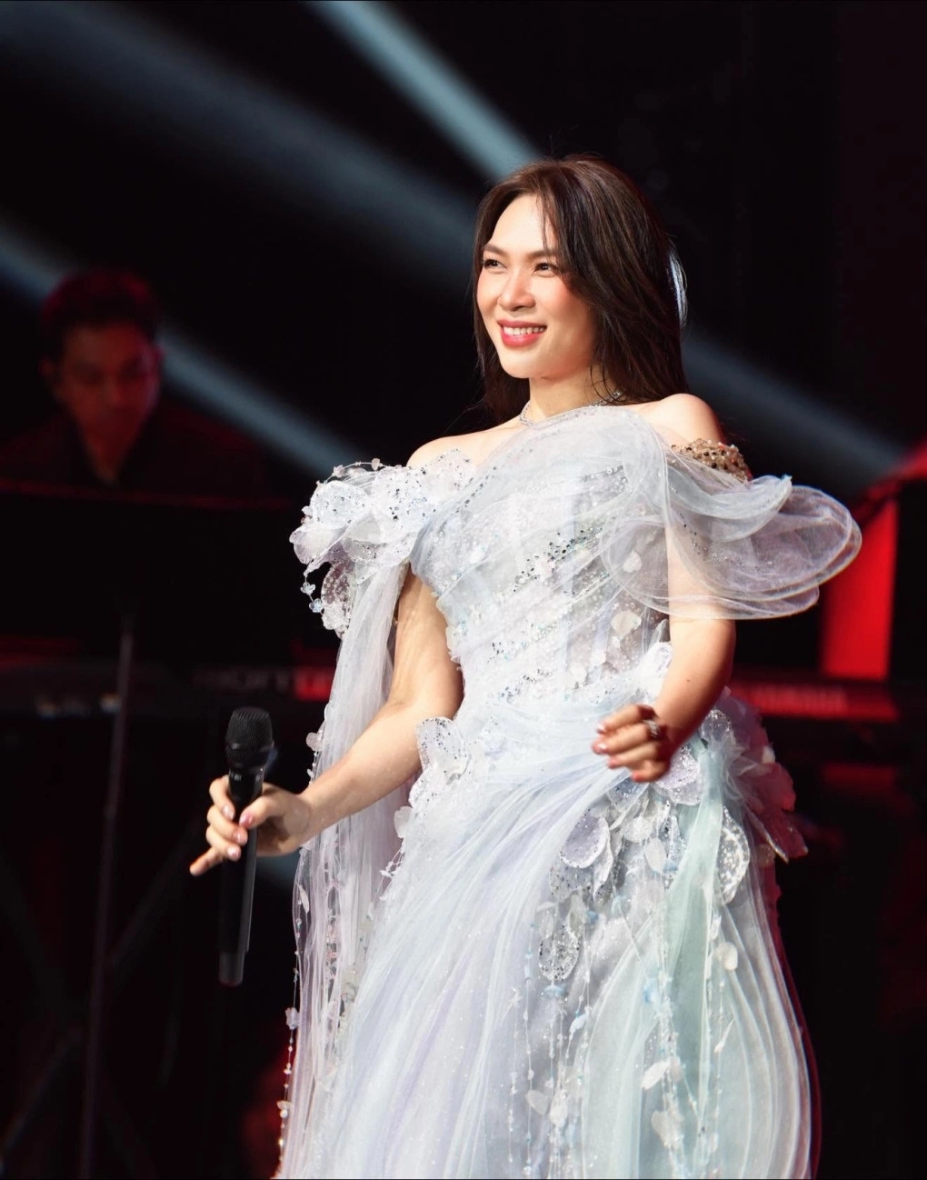 Trên sân khấu concert của Mỹ Tâm ở Mỹ mới đây, ca sĩ Bằng Kiều dành nhiều lời khen cho đồng nghiệp. Anh nói Mỹ Tâm vóc dáng đẹp hơn thuở đôi mươi và nhớ mãi biểu cảm cùng ngoại hình trong lần đầu gặp, khi cô là ca sĩ trẻ vừa được biết đến với giải thưởng tại Liên hoan giọng hát hay châu Á năm 2000.
