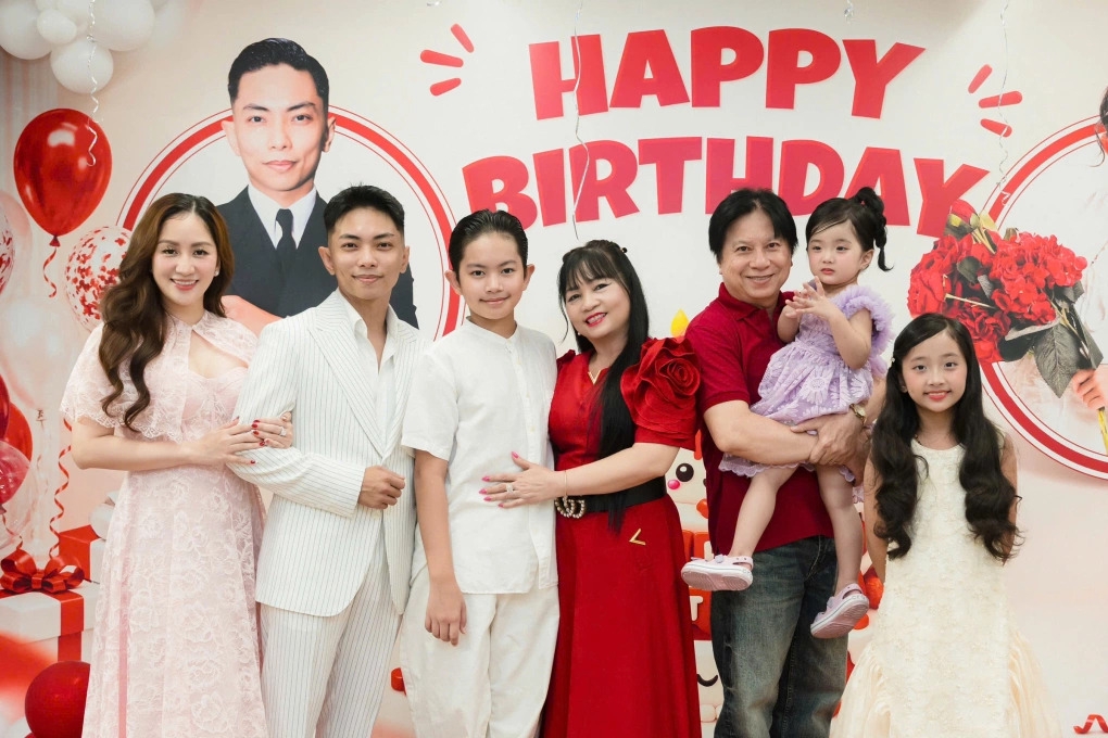 Phan Hiển và con gái Anna cùng có sinh nhật vào tháng 6 nên Khánh Thi quyết định tổ chức tiệc chung cho hai bố con cách đây vài ngày với sự góp mặt của gia đình cùng bạn bè thân thiết. Bố mẹ của Phan Hiển diện đồ màu đỏ đồng điệu đến chúc mừng con trai và cháu nội.