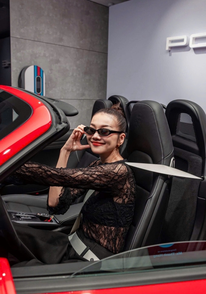Sao Việt 10-6: Siêu mẫu Thanh Hằng sắm chiếc Porsche giá xấp xỉ 6 tỷ đồng để tự thưởng cho bản thân sau những ngày làm việc chăm chỉ, một tháng trước sinh nhật tuổi 43.