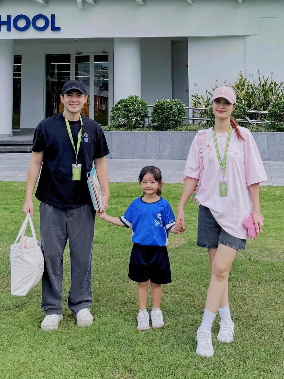 Đông Nhi - Ông Cao Thắng mừng con gái Winnie hoàn thành cấp mẫu giáo, chuẩn bị bước vào lớp một. Lâu nay, con gái cặp sao theo học tại một ngôi trường quốc tế nổi tiếng.