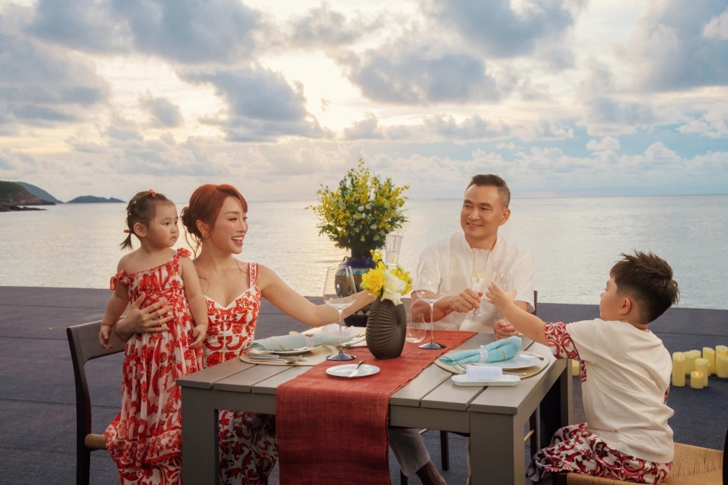 Diễn viên Chi Bảo thuê ban nhạc, trang trí không gian lung linh ánh nến và ngập hoa tươi trong tiệc mừng sinh nhật vợ ở biệt thự ven biển.