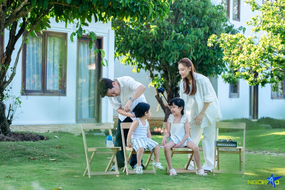 Nghệ sĩ Trường Giang tự tay cắt tóc cho quý tử và nấu nướng phục vụ vợ con trong chuyến dã ngoại tại nhà vườn của gia đình ở Xuyên Mộc.
