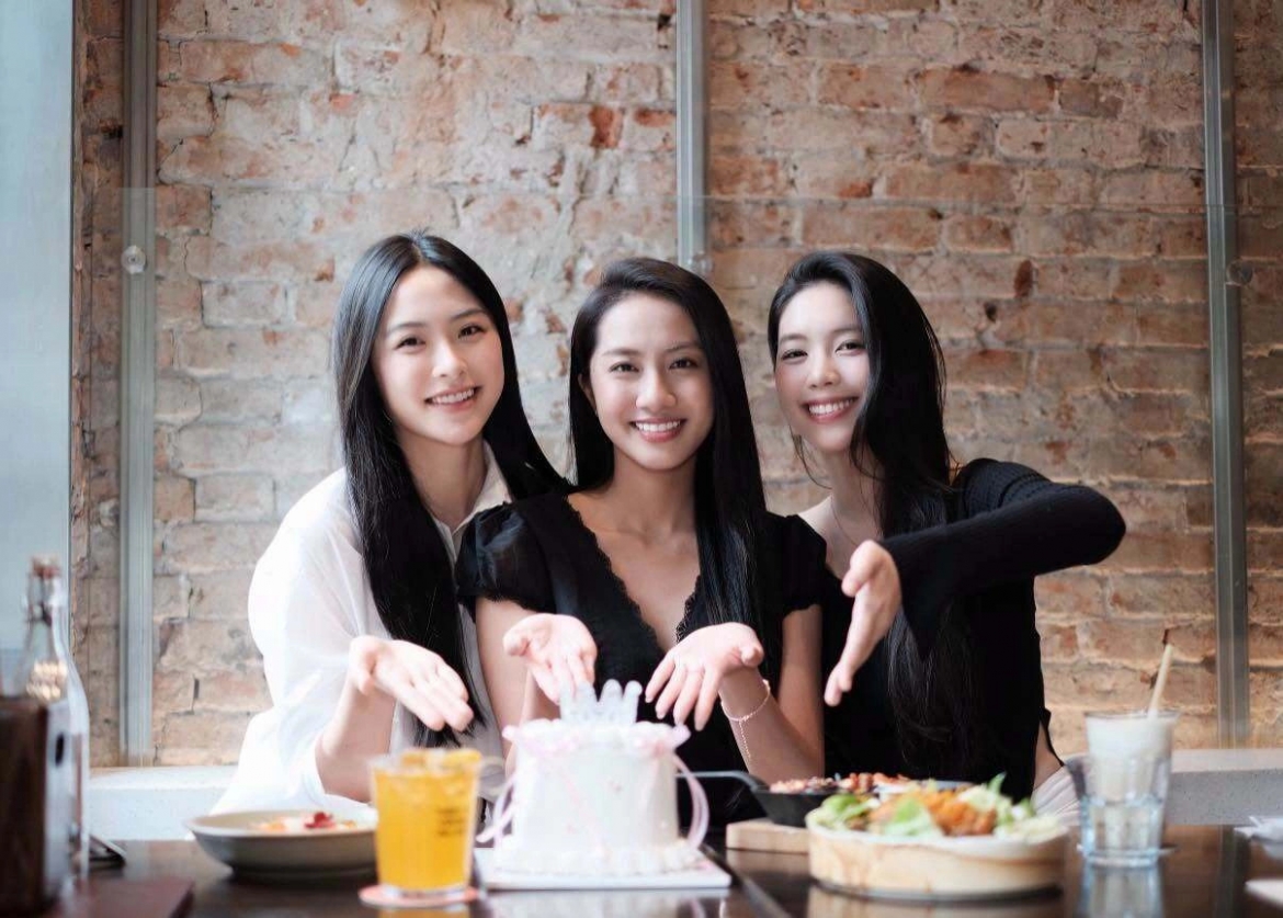 Bộ ba Hoa hậu Việt Nam 2024 gồm á hậu Vân Nhi, hoa hậu Hà Trúc Linh và á hậu Châu Anh kỷ niệm một năm đăng quang.