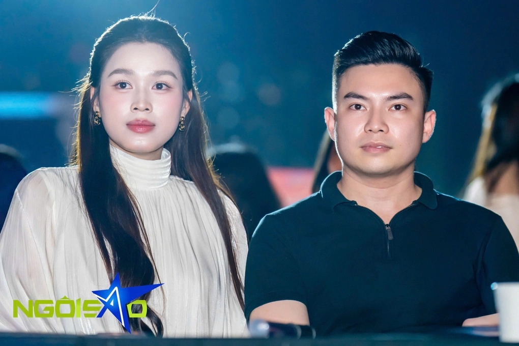 Hoa hậu Đỗ Thị Hà diện đồ kín đáo, khéo che vòng hai, cùng doanh nhân Nguyễn Viết Vương đến xem concert Thanh xuân tại Trường đua F1 Mỹ Đình.