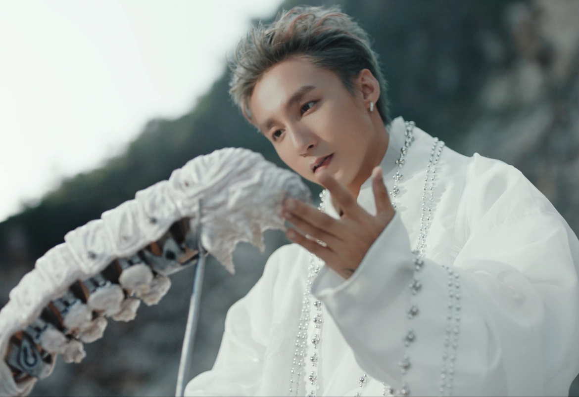 Sau nghi vấn chiếm dụng nghệ thuật trong MV "Come My Way", ê-kíp của Sơn Tùng M-TP nhận thiếu sót trong quá trình thiết kế bối cảnh, cho biết đang làm việc trực tiếp với nghệ sĩ thị giác Lê Giang để tìm hướng xử lý.